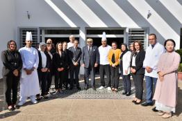 Image du Maroc Professionnelle de  Sa Majesté le Roi Mohammed VI, pose pour une photo souvenir au terme de la visite du Souverain du Centre de formation dans les métiers de l'hôtellerie et du tourisme, à l’occasion du lancement officiel de l'année pédagogique 2019-2020 et de la présentation de données relatives au bilan et aux avancées de la réforme du système de l'éducation et de la formation à Témara , le 12 Septembre 2019. (Photo/ SPPR) via Jalilbounhar.com